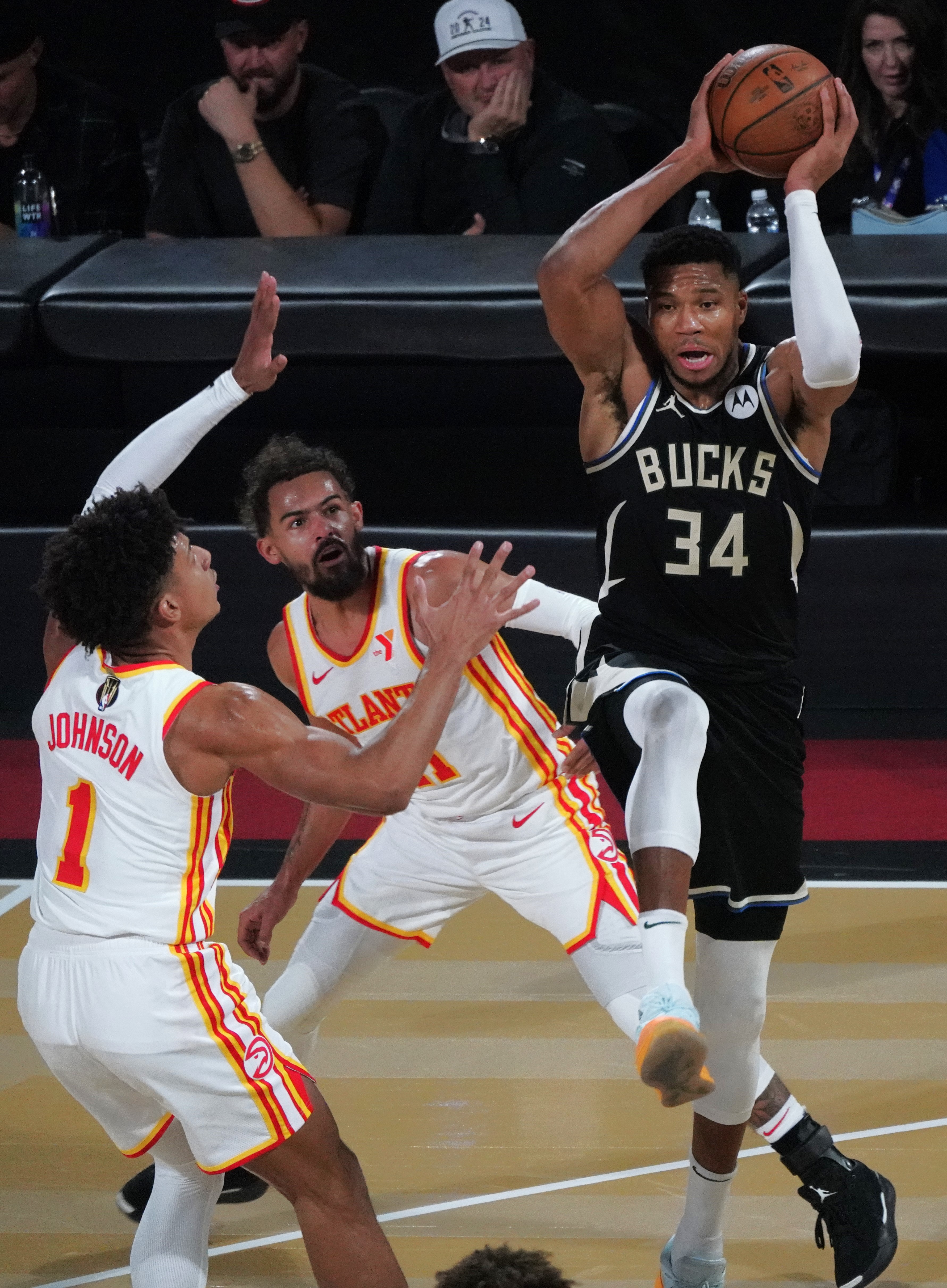 熊猫直播tv-雄鹿客场惨败骑士，遭遇败仗