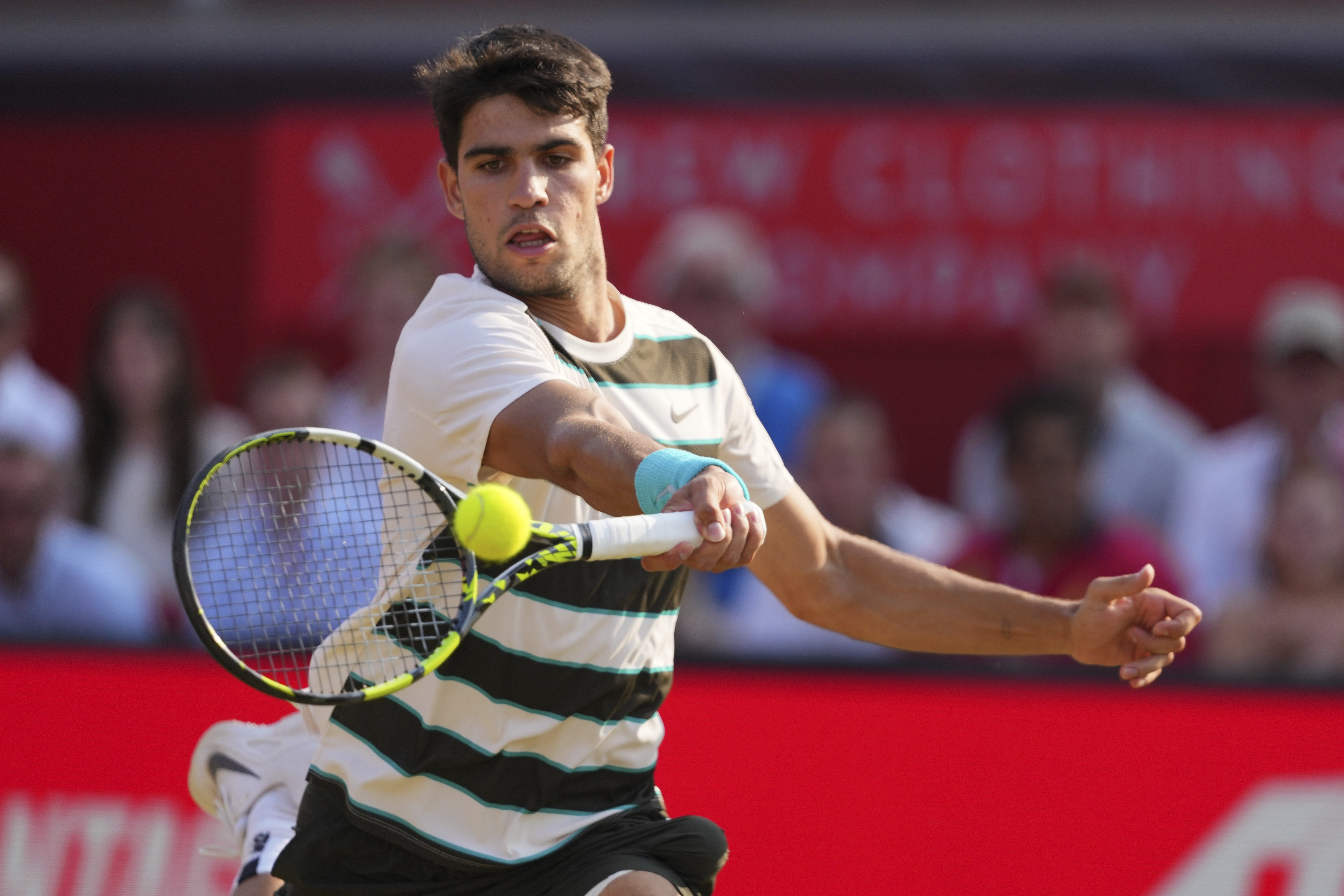 包含英国网球队力克意大利网球队，阿尔卡拉斯送出助攻的词条