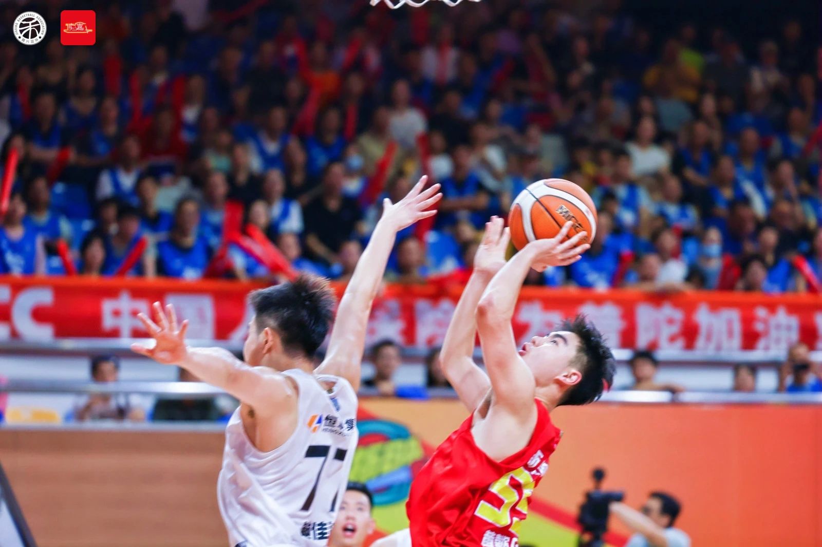 职业篮球聚焦激烈对决，强强碰撞
