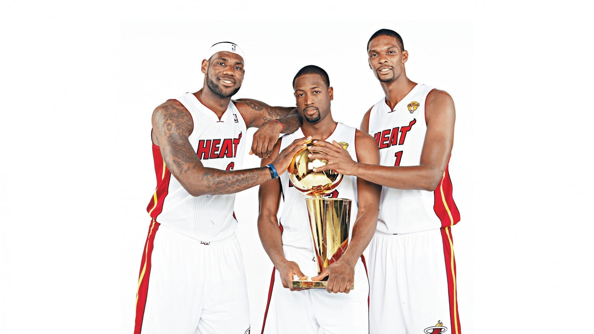 F1新赛季揭幕战焦点战，热火战术压制奇才，赛场内外的速度与智慧