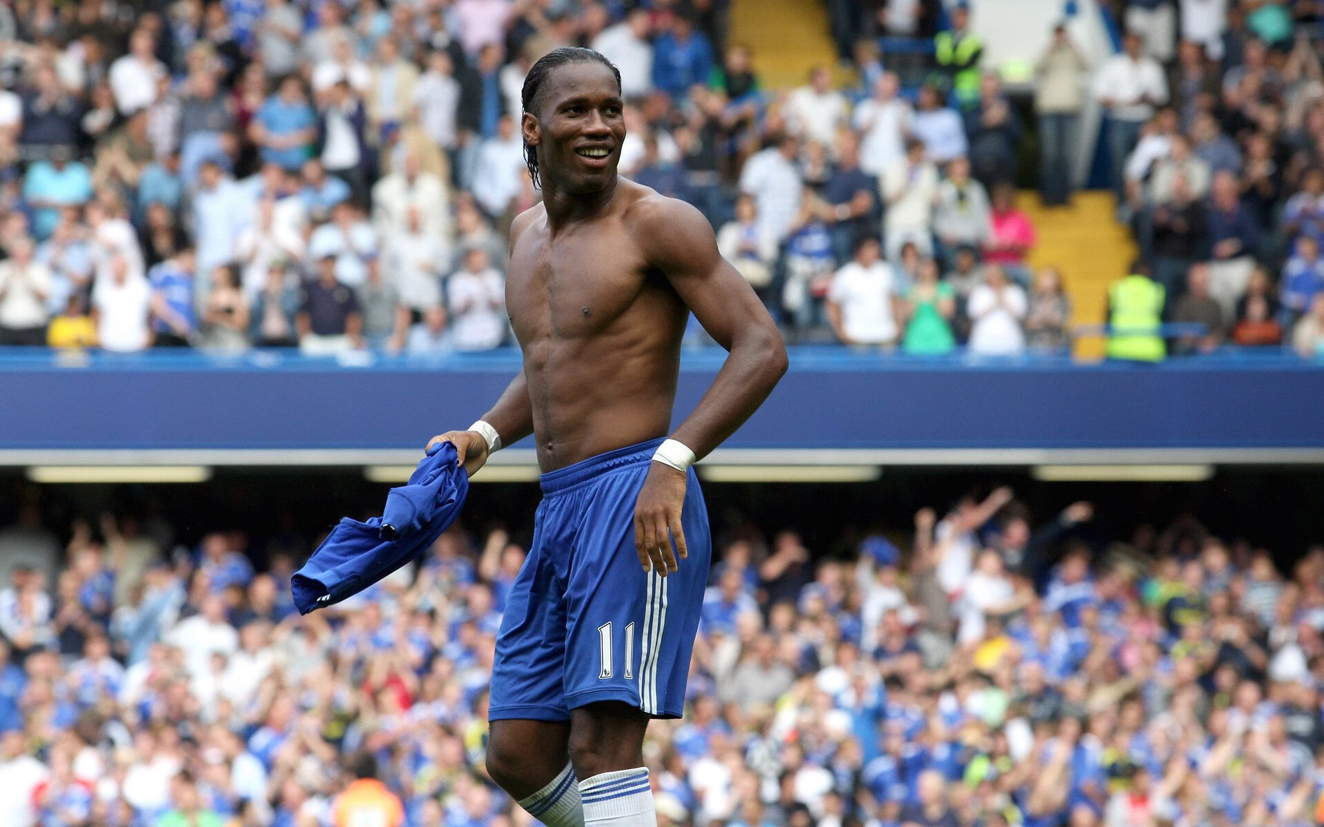 德甲争冠战之夜，浓眉完成里程碑，当欧洲绿茵与北美篮坛的传奇同频